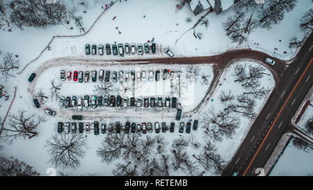 Voitures essayant de Park dans la neige par Drone Banque D'Images