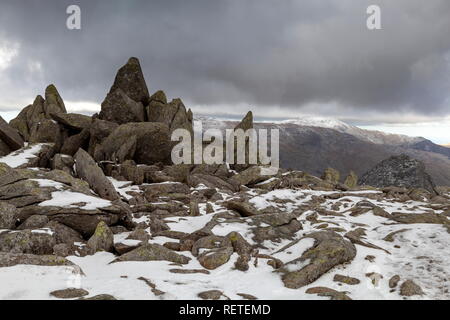 Un tas de rochers se trouve sur le sommet d'Gylder Fach sous un ciel nuageux. Le Parc National de Snowdonia Banque D'Images