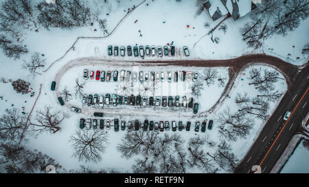 Voitures essayant de Park dans la neige par Drone Banque D'Images