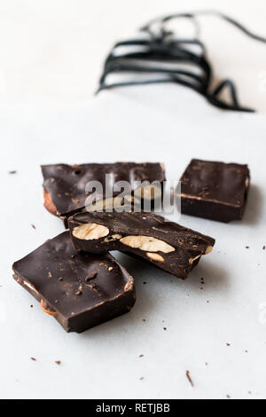 Amande amère de morceaux de chocolat sur la surface en marbre blanc. Des collations bio. Banque D'Images