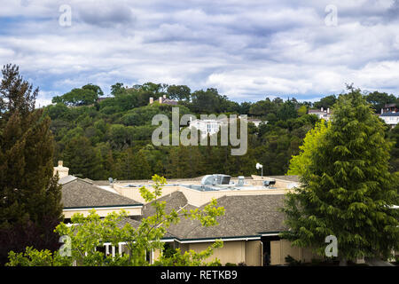 Les zones résidentielles avec maisons éparpillées sur les collines ; Santa Cruz Mountains sur une journée nuageuse, Saratoga, South San Francisco, Californie Banque D'Images