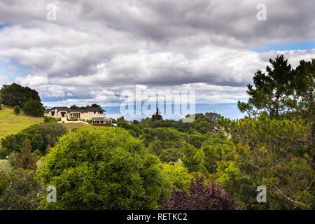 Les zones résidentielles avec maisons éparpillées sur les collines ; Santa Cruz Mountains sur une journée nuageuse, Saratoga, South San Francisco, Californie Banque D'Images