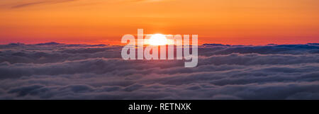 Vue panoramique sur un coucher de soleil sur une mer de nuages couvrant la région de la baie de San Francisco, Californie Banque D'Images