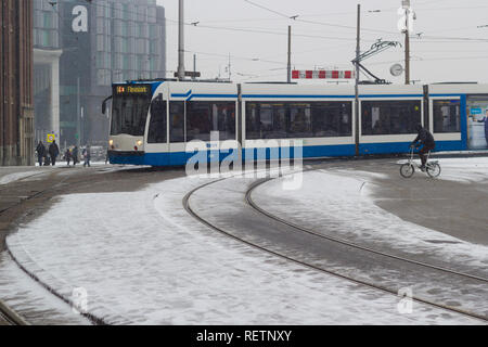 Amsterdam, Pays-Bas - le 22 janvier 2019 : GVB tramway rapide à Amsterdam central en vue de dessus de la neige Banque D'Images