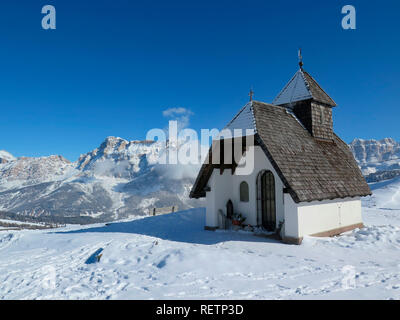 Chapelle, Pralongia, Piz Lavarela, vallée Gader, Dolomites, Italie Banque D'Images