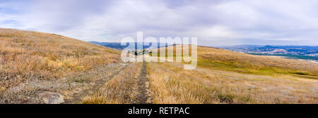 Sentier de marche entre les collines et les vallées couvertes dans l'herbe sèche, au sud de la baie de San Francisco, San Jose, Californie Banque D'Images