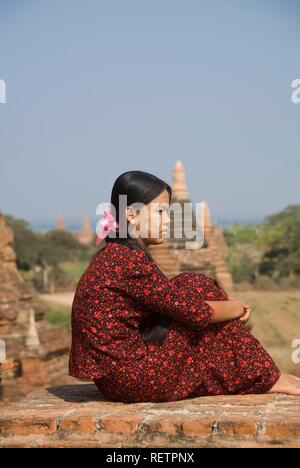 Jeune femme birmane sur le toit d'un temple, Bagan, Myanmar, Birmanie, en Asie du sud-est Banque D'Images