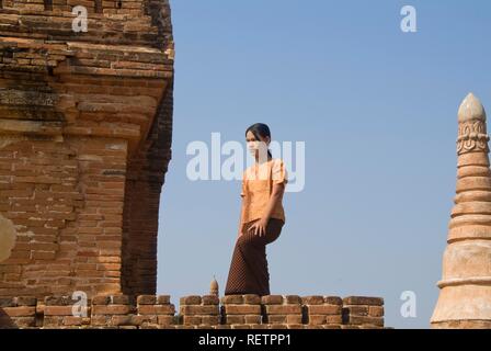 Jeune femme birmane sur le toit d'un temple, Bagan, Myanmar, Birmanie, en Asie du sud-est Banque D'Images