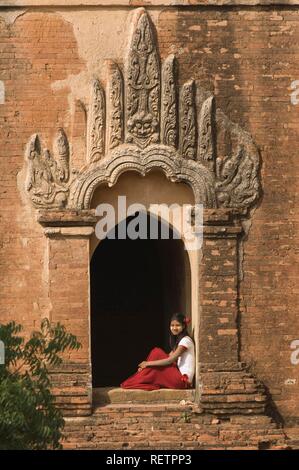 Jeune femme birmane, temple Dhammayangyi, Bagan, Myanmar, Birmanie, en Asie du sud-est Banque D'Images