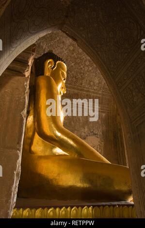 Htilominlo Temple, Golden Buddha statue, Bagan, Myanmar, Birmanie, en Asie du sud-est Banque D'Images