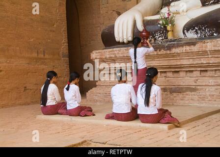 Les birmanes priant à Bouddha, Bagan, Myanmar Banque D'Images