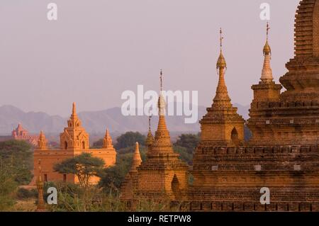 Vue sur les temples et pagodes au coucher du soleil, Bagan, Myanmar Banque D'Images