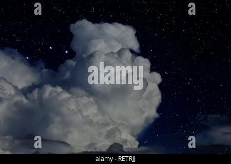 Nuit ciel étoilé avec nuage épais sur l'avant-plan. Banque D'Images