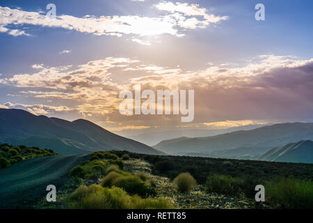 Lumière tamisée illuminant Panamint Valley, Death Valley National Park, Californie Banque D'Images