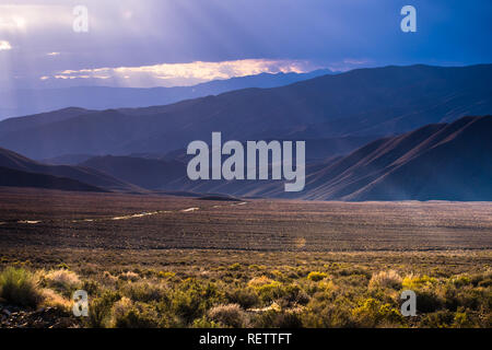 Lumière tamisée illuminant Panamint Valley, Death Valley National Park, Californie Banque D'Images