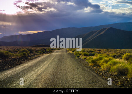Lumière tamisée illuminant Panamint Valley, Death Valley National Park, Californie Banque D'Images