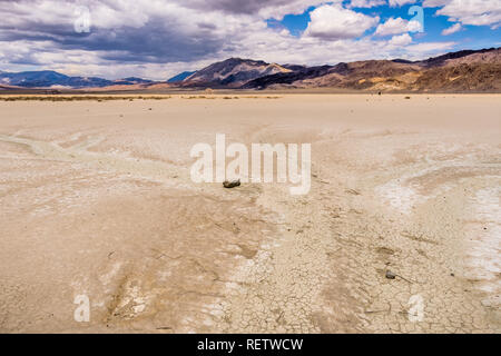 Des signes de ruisseaux d'eau courante à l'Hippodrome Playa ; montagnes et nuages paysages de l'arrière-plan ; la Death Valley National Park, California Banque D'Images