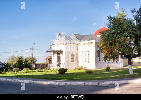 Kolomna, Russie - le 14 août 2018 : Ancienne église de la ville de Kolomna, en Russie. Deux femmes âgées le nettoyage de la façade de l'église. Banque D'Images