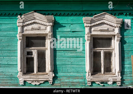Façade peinte d'une maison en bois avec des sculptures sur bois dans la vieille ville de Kolomna, en Russie. Banque D'Images