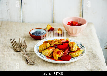 Kaiserschmarren avec pruneaux, dessert Crêpes traditionnelles autrichiennes Banque D'Images