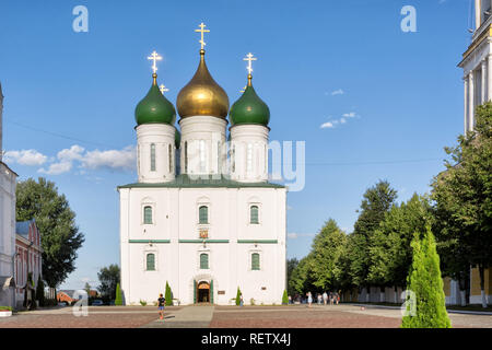 Kolomna, Russie - le 14 août 2018 : les touristes près de la cathédrale de l'Assomption de la Sainte Vierge à la place de la cathédrale du Kremlin de Kolomna. Banque D'Images