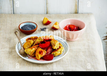 Kaiserschmarren frais avec les pruneaux. Dessert Crêpes traditionnelles autrichiennes Banque D'Images