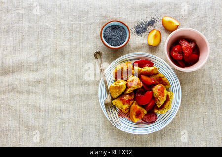 Kaiserschmarren avec pruneaux télévision lay. Dessert Crêpes traditionnelles autrichiennes Banque D'Images