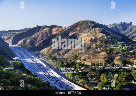 Vue aérienne de l'autoroute 405 à fort trafic ; les collines du quartier Bel Air à l'arrière-plan ; Los Angeles, Californie Banque D'Images