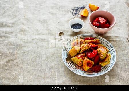 Kaiserschmarren avec pruneaux à l'assiette. Dessert Crêpes traditionnelles autrichiennes Banque D'Images