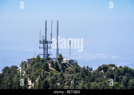 Les antennes radio sur les montagnes de l'Angeles National Forest, la brume couvrant la vallée en arrière-plan ; Los Angeles County, Californie Banque D'Images