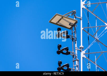 Détail d'un appareil de télécommunications installé sur un pylône, Californie Banque D'Images