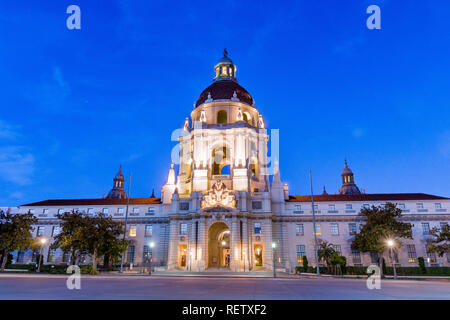 Vue de nuit de la belle façade de l'édifice de l'hôtel de ville historique de Pasadena, Los Angeles County, Californie ; le bâtiment a été achevé en 192 Banque D'Images