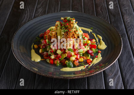 Salade mexicaine - poivrons, maïs, haricots et des chips de bacon frit Banque D'Images