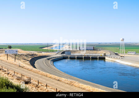 Le 'Dos Amigos' de pompage de l'eau pousse jusqu'à la colline sur le canal de San Luis, une partie de l'Aqueduc de Californie ; Los Banos, en Californie centrale Banque D'Images