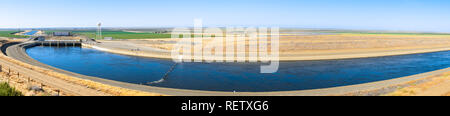 Vue panoramique de la 'Dos Amigos' Plante qui pousse l'eau de pompage jusqu'à la colline sur le canal de San Luis, une partie de l'Aqueduc de Californie ; Los Banos, Banque D'Images