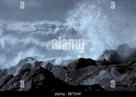 Les ondes de tempête avec vent spray rodage de la côte. Au nord du Portugal. Utilisé filtre infrarouge. Tons bleu. Banque D'Images