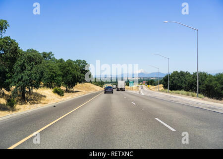 La conduite sur l'autoroute vers Redding ; Mt Shasta recouvert de neige visible à l'arrière-plan ; le nord de la Californie Banque D'Images