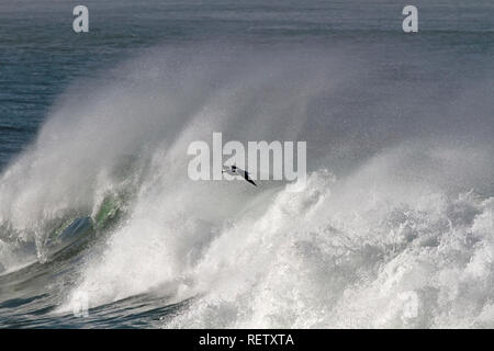 Mouette en vol au dessus de grandes vagues de tempête comme vu du dessus. Le nord de la côte portugaise. Banque D'Images