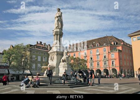 Walther Square et statue de Walther von der Vogelweide, Bolzano, Alto Adige, Italie, Europe Banque D'Images