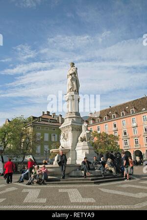 Walther Square et statue de Walther von der Vogelweide, Bolzano, Alto Adige, Italie, Europe Banque D'Images