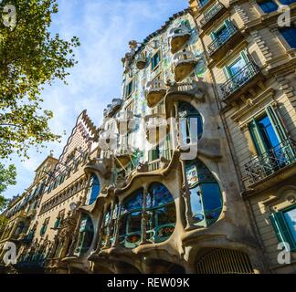 Façade de maison, façade de la Casa Battló par l'architecte Antoni Gaudi, Modernisme, Passeig de Gracia, Barcelone, Espagne Banque D'Images