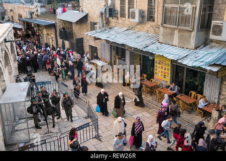 Jérusalem, Israël - 20 novembre 2018 : contrôle militaire sur la via Dolorosa touristique rue de Jérusalem, Israël. Banque D'Images