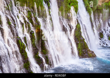 McArthur-Burney falls dans la forêt nationale de Shasta, Californie du nord Banque D'Images