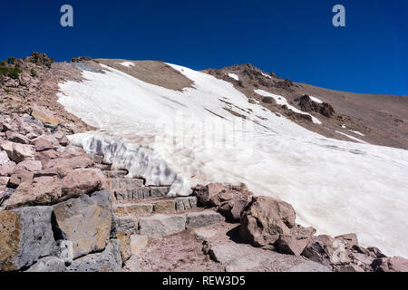 Rock étapes sur le sentier de randonnée de Lassen Peak ; vieux près de la fonte des neiges couvrant le chemin ; Lassen Volcanic National Park, Californie Banque D'Images