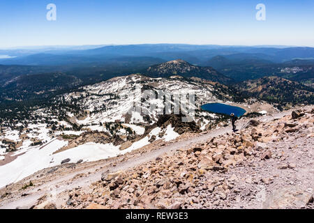 Hking sur la piste vers le pic Lassen ; Lake Helen dans l'arrière-plan ; Lassen Volcanic National Park, Californie Banque D'Images