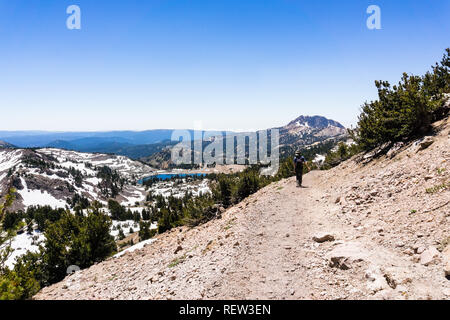 Sentier de randonnée pédestre à Lassen Peak, le lac Helen dans l'arrière-plan ; Lassen Volcanic National Park, Californie du Nord Banque D'Images