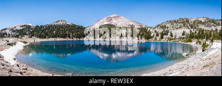 Les montagnes environnantes reflètent dans les eaux calmes du lac Helen, Lassen Volcanic National Park, Californie du Nord Banque D'Images