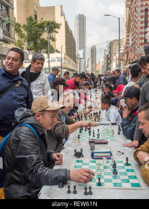 Bogota, Colombie, 23 Novembre 2018 : colombiens jouent chesson dans la rue de Bogota. Banque D'Images