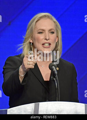 États-unis le sénateur Kirsten Gillibrand (démocrate de New York) fait de remarques au cours d'une présentation par la femme du Sénat américain à la quatrième session de la Convention nationale démocrate de 2016 à la Wells Fargo Center de Philadelphie, Pennsylvanie, le jeudi, 28 juillet 2016. Credit : Ron Sachs / CNP/MediaPunch (restriction : NO New York ou le New Jersey Journaux ou journaux dans un rayon de 75 km de la ville de New York) Banque D'Images