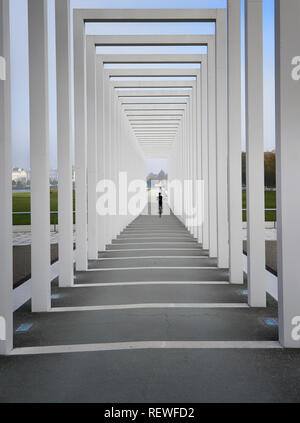 Les colonnades avec unicyclist en arrière-plan. Entrée de la prairie flottante à Schwerin. Allemagne Banque D'Images